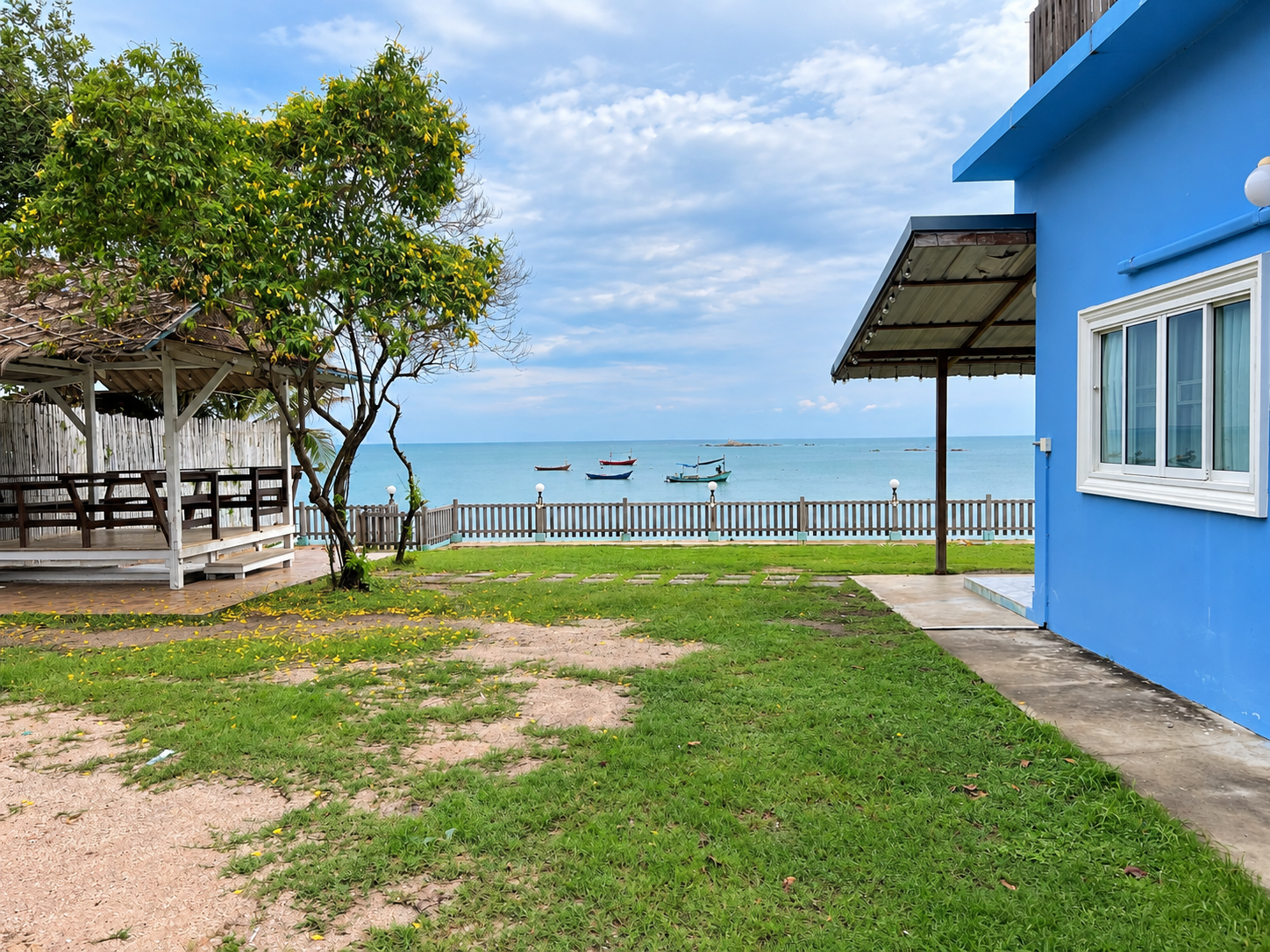 บรรยากาศบ้านเปี่ยมสุข Camping Beach ติดทะเลหาดพลา